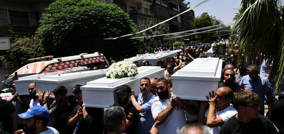 بقلم: سند ساحلية في صباح الأحد، الثاني والعشرين من حزيران/يونيو 2025، دوّى انفجار داخل كنيسة مار إلياس للروم الأرثوذكس في حي الدويلة بدمشق، ليحول قدّاسًا مليئًا بالمصلّين إلى مشهد دامٍ يغرق في الدماء والدخان، ويغلفه الفزع والخراب. أكثر من عشرين شهيدًا، وعشرات الجرحى، كانوا بين يدي الله في مكانٍ يُفترض أن يكون ملاذًا للسلام، لا مسرحًا للدمار. لم يكن هذا الانفجار الأرهابي، بكل فظاعته، حدثًا صادمًا بقدر ما كان تكرارًا مأساويًا لنمطٍ بات مألوفًا في المشرق العربي: اعتداءٌ جديد على كنيسة. ولا يملك من يعرف تاريخ هذه المنطقة إلّا أن يسترجع فورًا مشاهد أخرى مشابهة؛ من بغداد عام 2010 حين ذُبح المصلّون في كاتدرائية سيدة النجاة، إلى كنيسة القديسين في الإسكندرية، عشية عام 2011، وصولًا إلى حوادث متفرقة في المنيا وسيناء وغيرها. الرسالة تبقى ثابتة، بغض النظر عن المكان أو الزمان: هذا الوجود المسيحي المتناقص هو في مرمى الاستهداف، ليس لأنه يشكل تهديدًا، بل لأنه يظل شاهدًا على أن التنوع في هذه المنطقة كان، وربما لا يزال، أمرًا ممكنًا. ليسوا غرباء، بل جزء لا يتجزأ من هذه الأرض. ما يحدث ليس مجرد "عمل إرهابي" كما يرد في البيانات الرسمية. إنه طعنة في قلب هذا المشرق، في ذاكرته وهويته وعمقه الحضاري. المسيحيون في سوريا، كما في فلسطين والعراق ومصر ولبنان والمشرق بشكل عام، لم يكونوا طارئين أو ضيوفًا، ولا غزاة. بل هم جزء أصيل وشريك في بناء هذه المجتمعات. ساهموا في تأسيس المدارس والمستشفيات، وكتبوا في الصحف، وأسسوا الجامعات، وأطلقوا مشاريع اقتصادية وفكرية وثقافية، وكانوا في طليعة النهضة العربية. وهذا الوجود لم يكن "رمزيًا" أو "هامشيًا"، بل حضورًا أصيلًا وفاعلًا في قلب الحياة المشرقية. واستهدافه اليوم لا يهدد المسيحيين وحدهم، بل ينذر بخطر أوسع يطال المنطقة كلها، بكل مكوناتها المتعددة، التي ما زالت تحتضن فسيفساء من الجماعات والأقليات. ومع كل اعتداء أو تهجير، تفقد هذه المنطقة أحد أعمدتها التاريخية والروحية، ويتآكل تنوعها الذي كان على الدوام مصدرًا لقوتها وغناها. الجريمة أكبر من الضحايا؛ الانفجار في كنيسة مار إلياس أعاد إلى الواجهة سؤالًا صارخًا: من يربح من ترويع هذا المكوّن؟ ولماذا يستمر هذا الصمت بعد كل جريمة؟ الإدانات تصدر، والبيانات تُوزّع، ثم تعود الأمور إلى "الاعتياد"، بانتظار حادثة أخرى... وهكذا يتقلص الحضور المسيحي بصمت، من دون ضجيج أو مقا