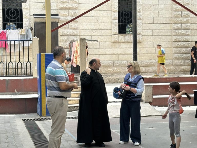 الأب رومانيلي: الصمت الدولي من قبل المجتمع الدولي "قاتل بقدر الأسلحة المستخدمة في غزة"