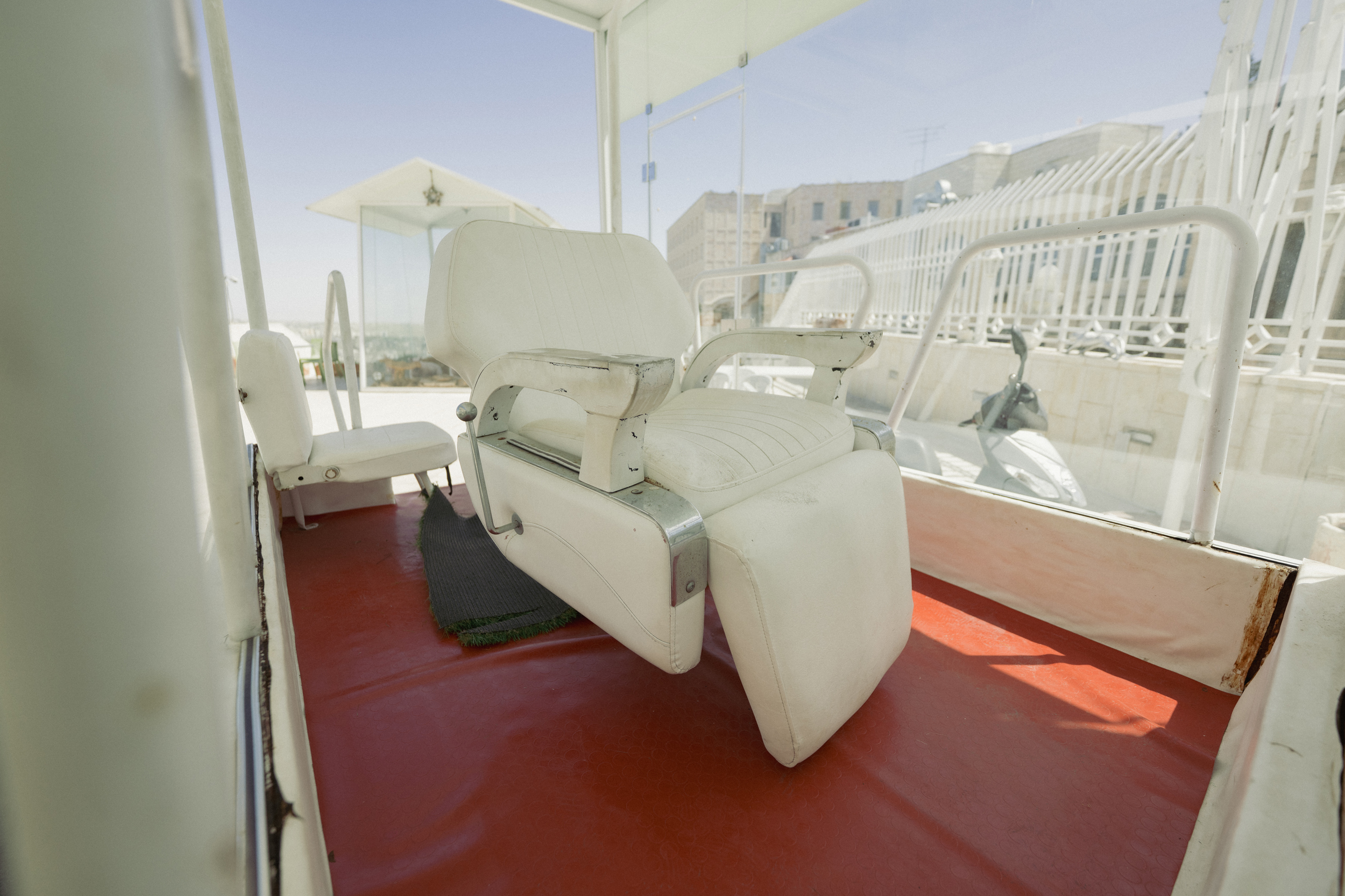 سيارة البابا تتحوّل إلى عيادة متنقلة لأطفال غزة