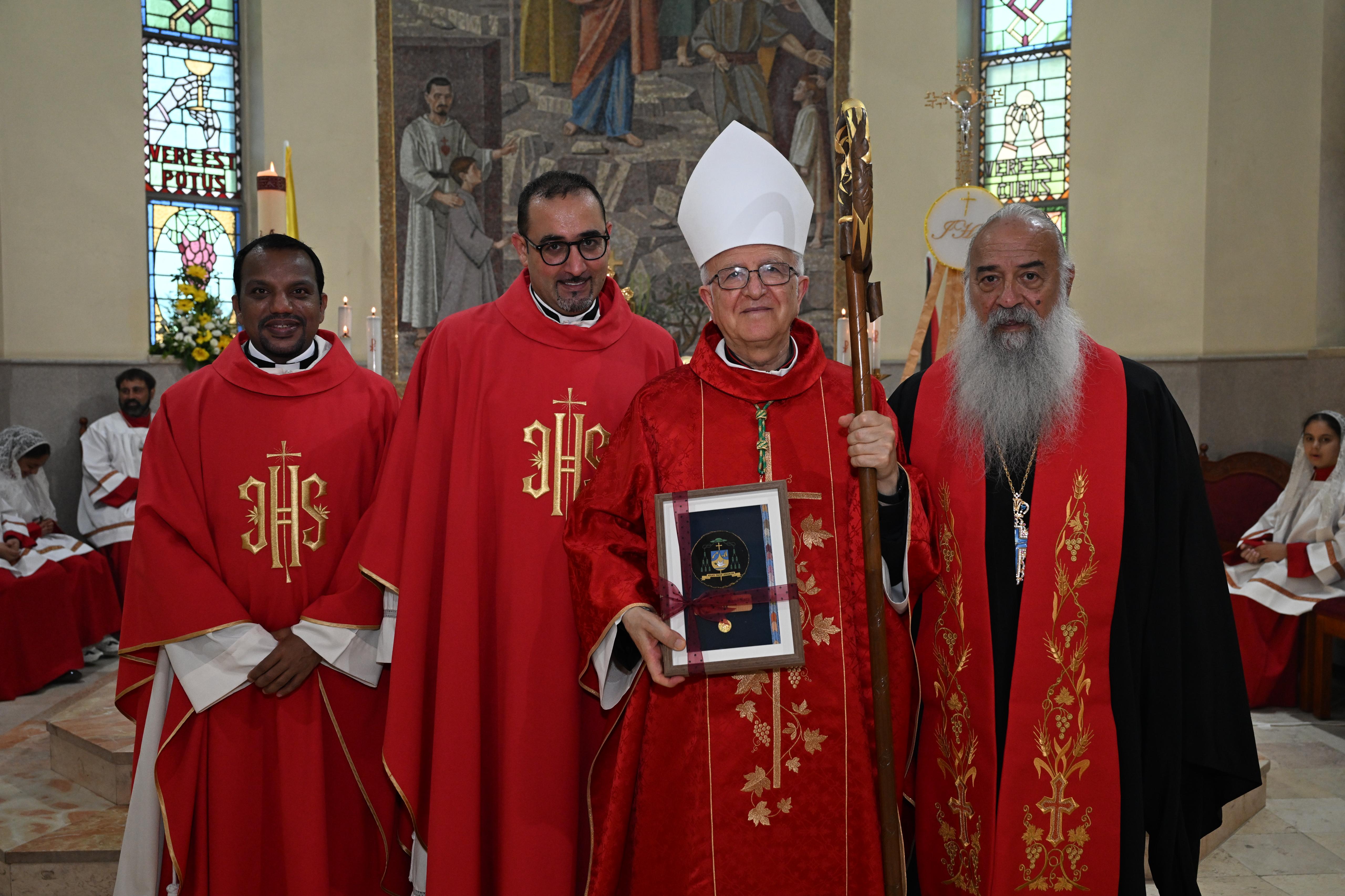 الطيبة تشهد قداسًا احتفاليًا بمناسبة المناولة الأولى وسرّ الميرون المقدّس