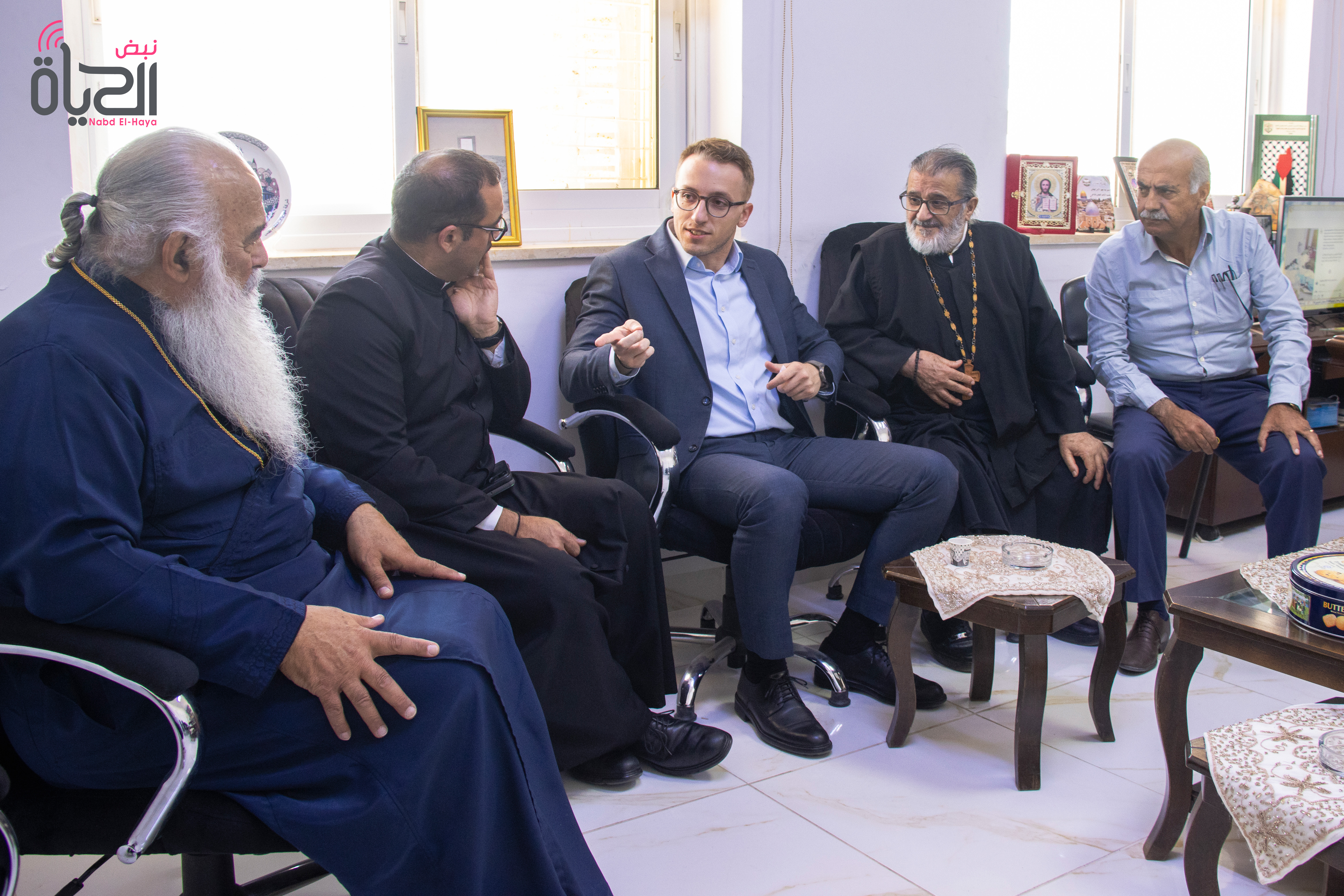 القنصل اليوناني يزور الطيبة ويطّلع على اعتداءات المستوطنين