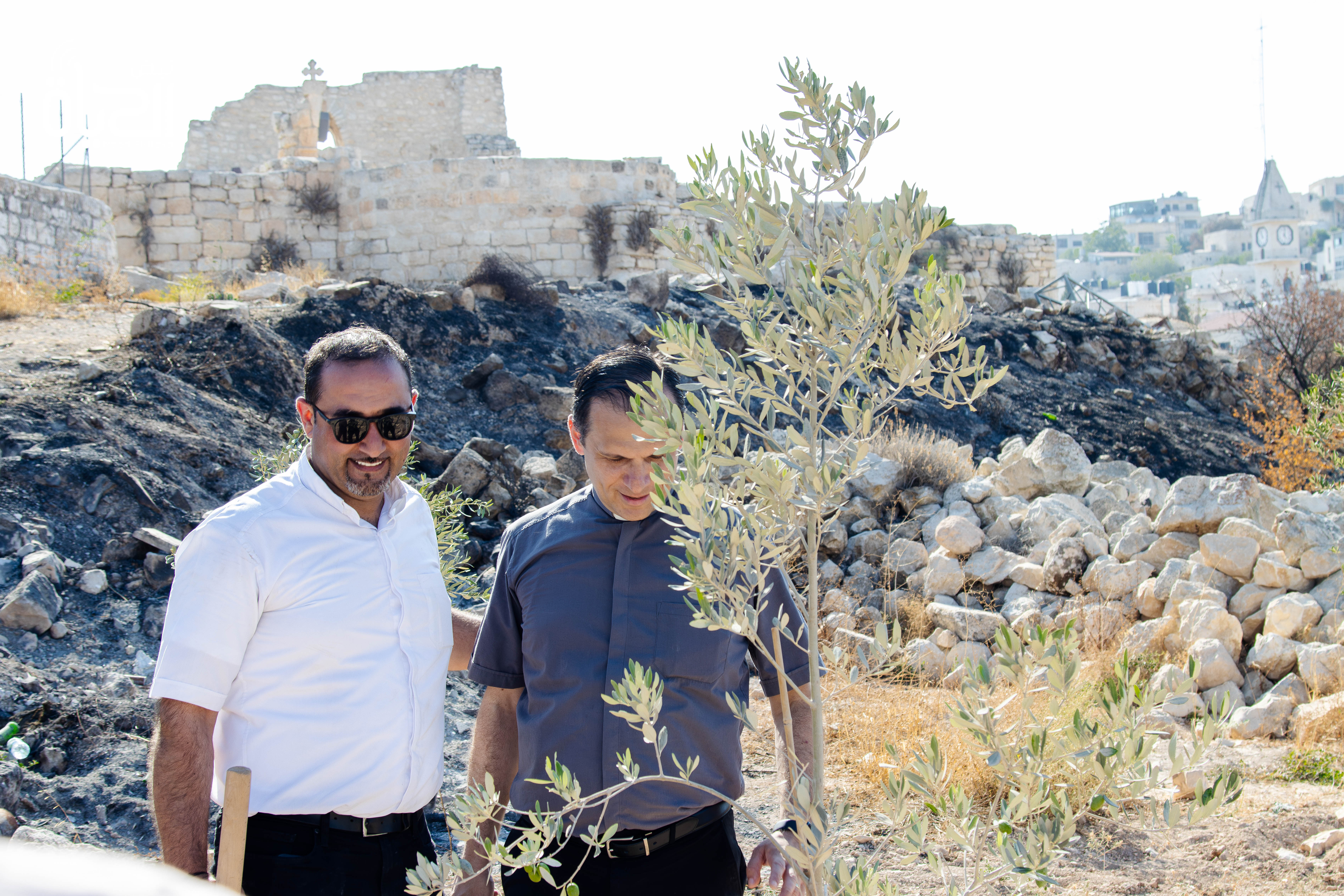 الأب بشار فواضله والقس منذر إسحاق