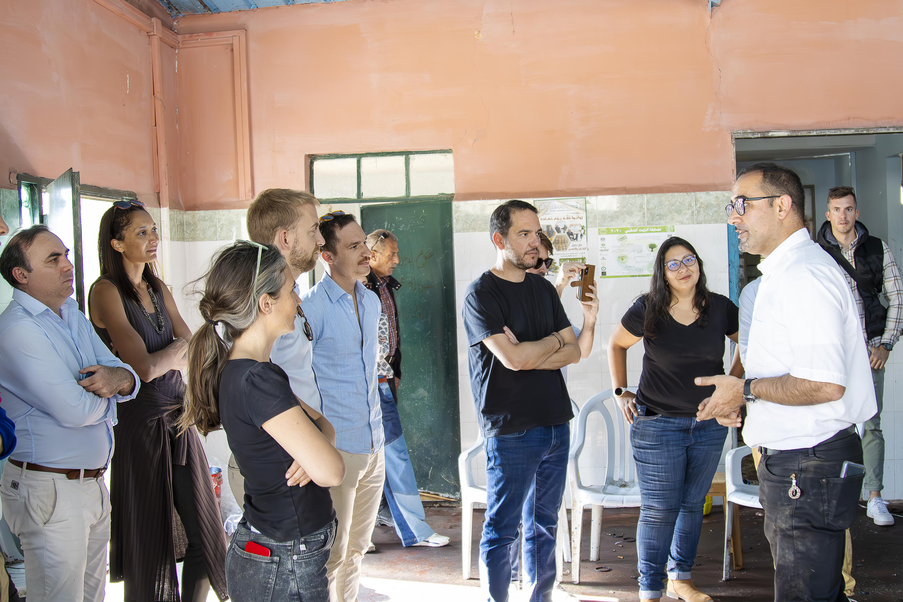 الاعتداءات الإسرائيلية على المزارعين محور زيارة القنصل الفرنسي لدير اللاتين في الطيبة