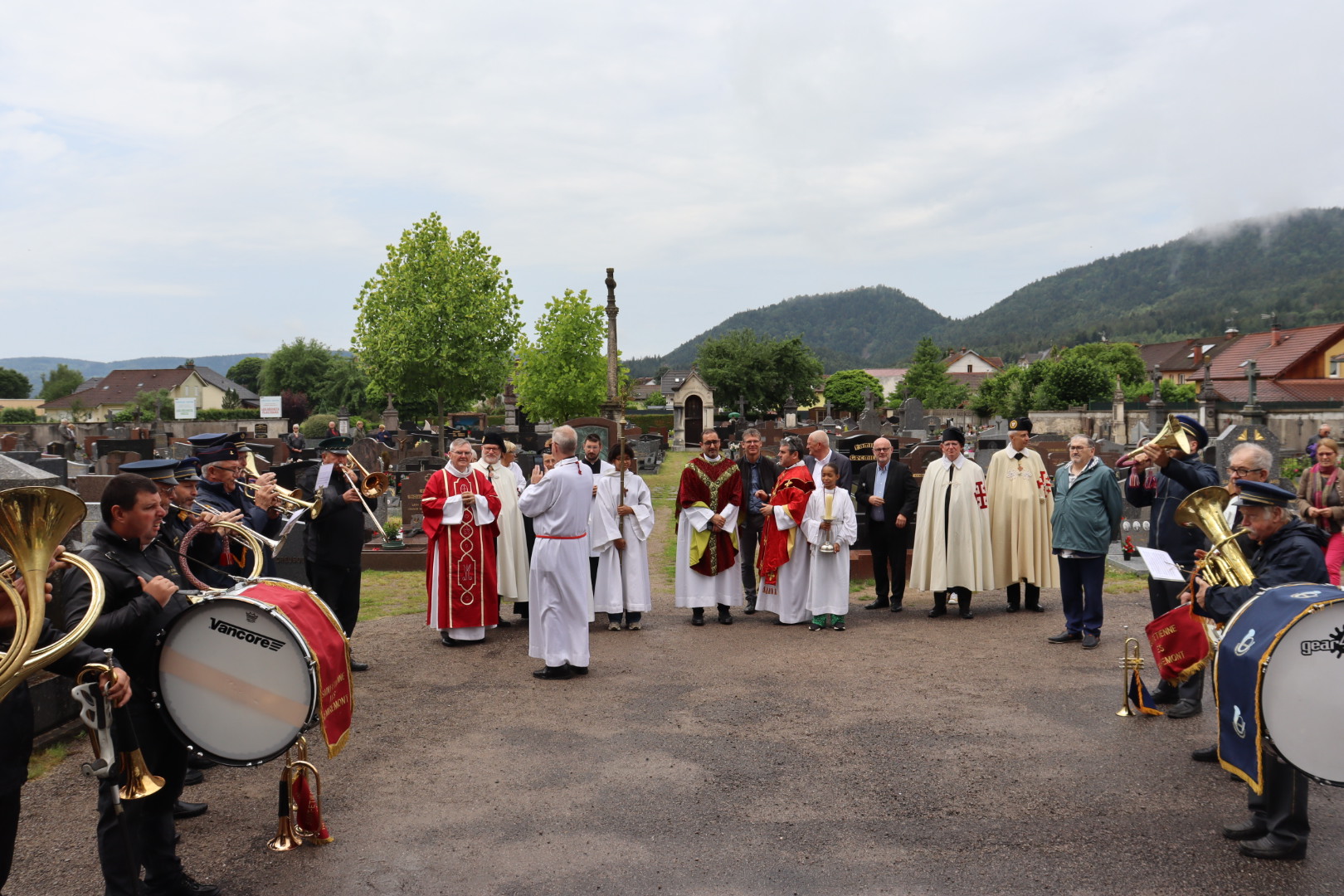 الأب بشار فواضله يوقّع اتفاقيات تعاون بين الطيبة ورعيتين فرنسيتين 