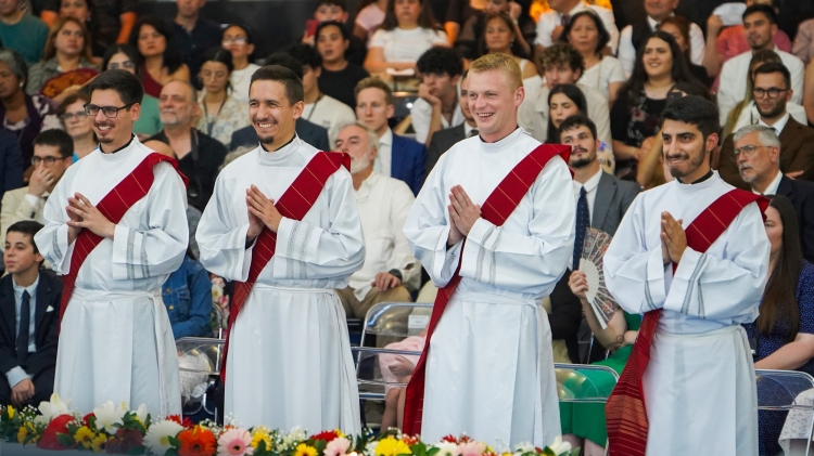 أربعة كهنة جدد من معهد أم الفادي