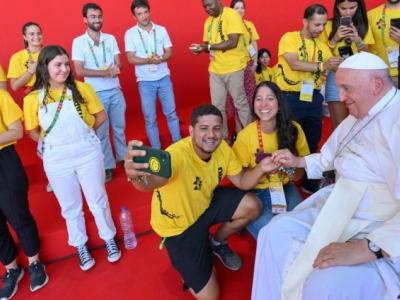 البابا مع الشباب