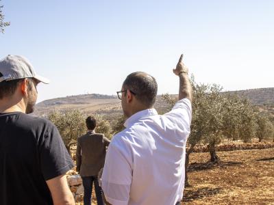 الاعتداءات الإسرائيلية على المزارعين محور زيارة القنصل الفرنسي لدير اللاتين في الطيبة