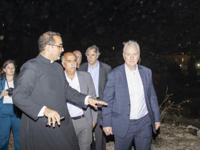 السيناتوران الأمريكيان كريس فان هولن وجيف ميركلي والاب بشار فواضله