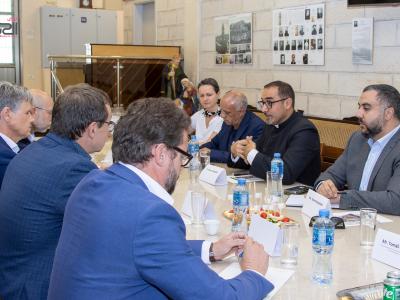 الأب بشار فواضله يطلع الوفد التشيكي على الحضور المسيحي وحياة المجتمع في الطيبة