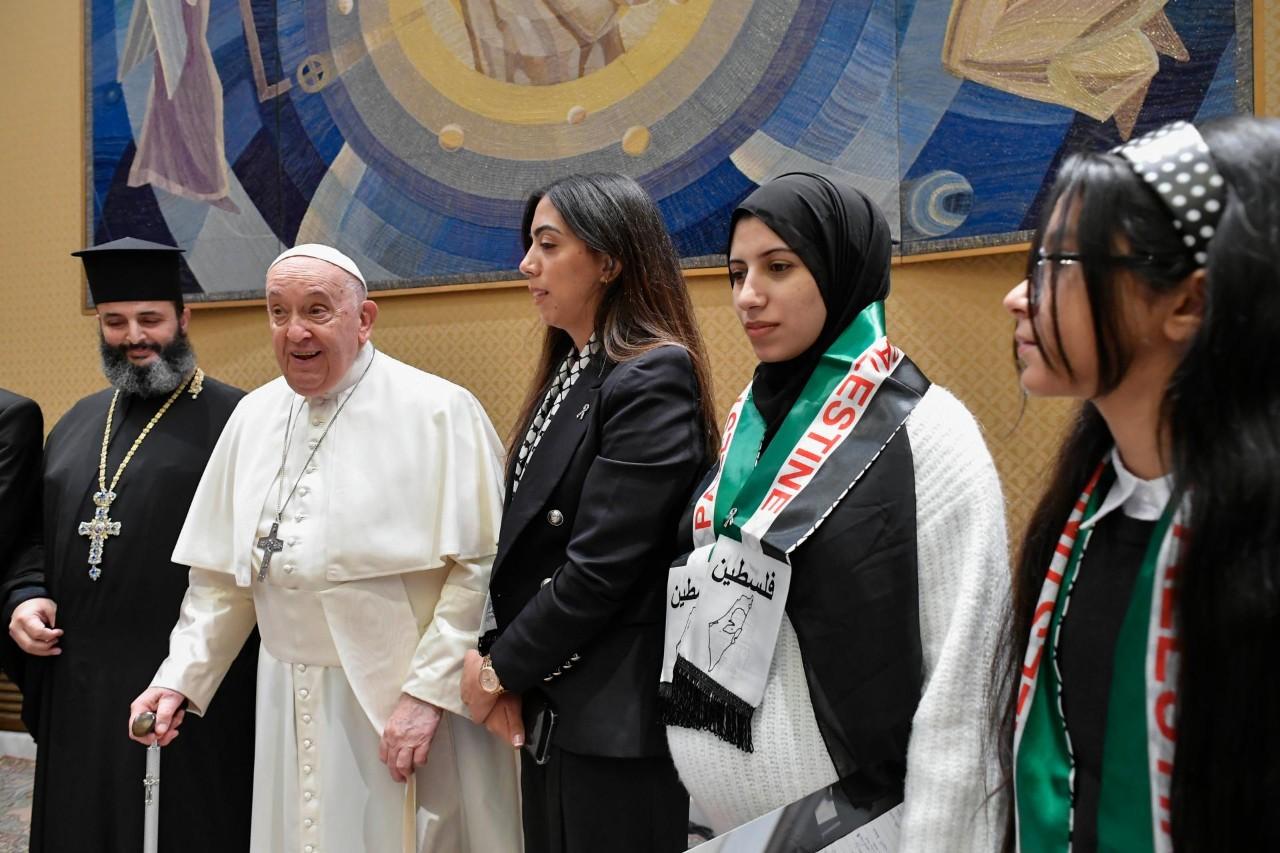 البابا فرنسيس يلتقي في الفاتيكان وفدًا فلسطينيًا من غزة