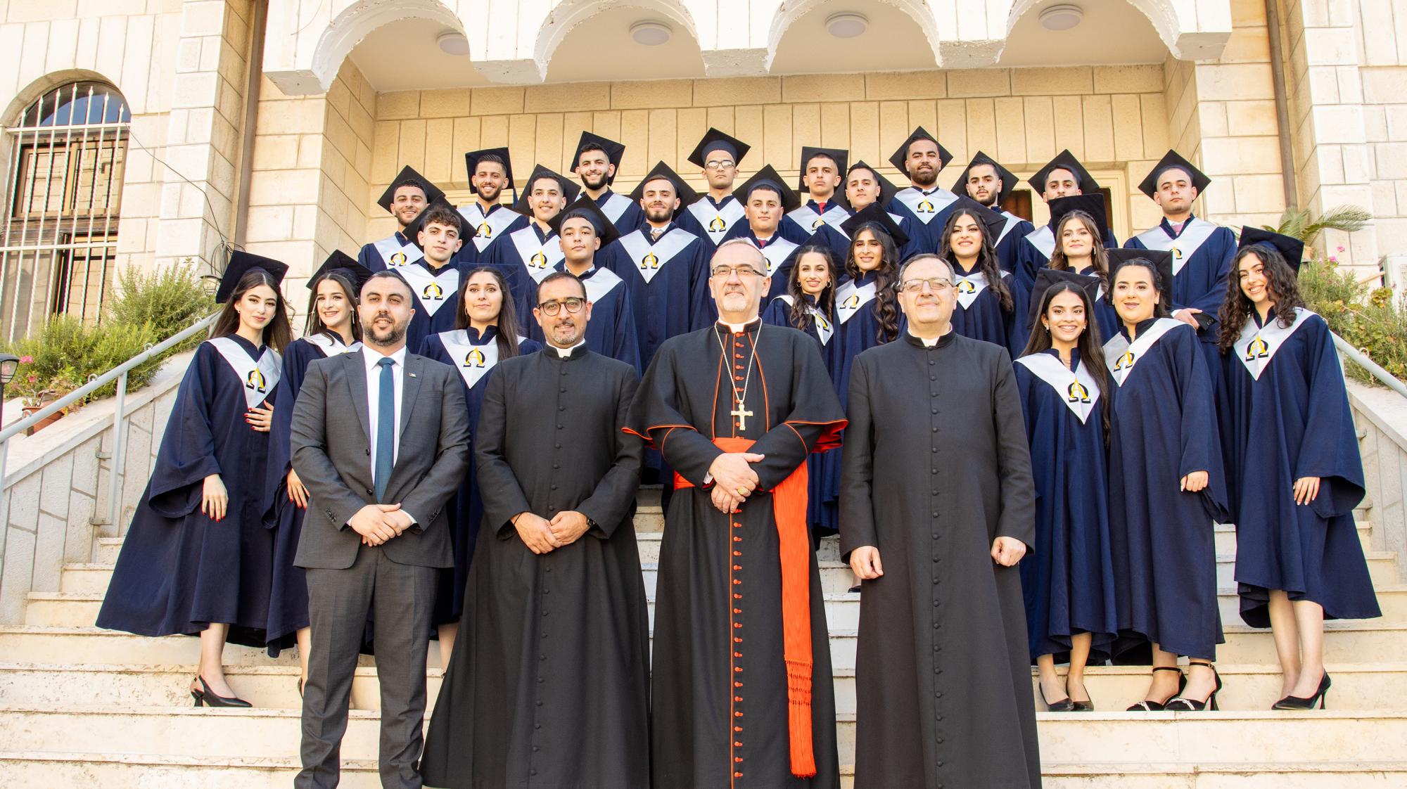 لاتين الطيبة تحتفل بتخريج الفوج السادس والأربعين من طلبة التوجيهي