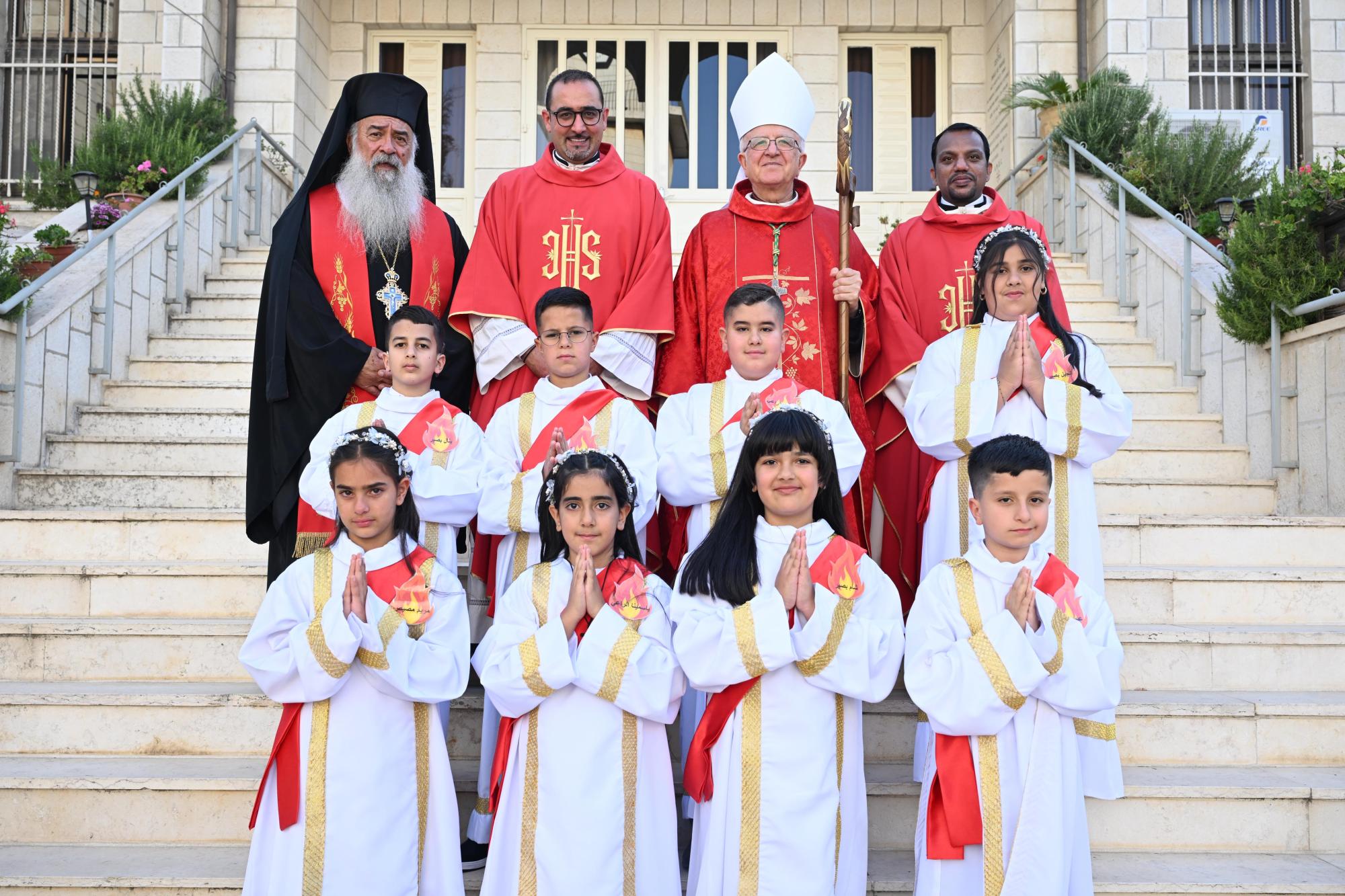 الطيبة تشهد قداسًا احتفاليًا بمناسبة المناولة الأولى وسرّ الميرون المقدّس