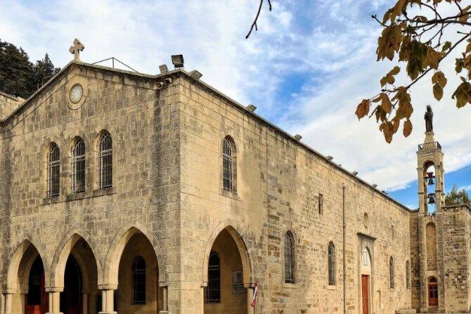 كنيسة سيّدة التلّة في لبنان... حارسة الزمن والوجدان